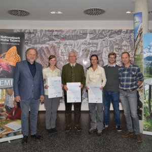 (Bild 1) Die Prüfungskommission mit den frisch gebackenen Kärntner Rangern 