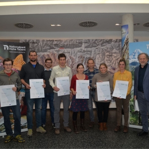 (Bild 2) Die Prüfungskommission mit den frisch gebackenen Salzburger Rangern: v.l.  Andreas Baldinger, Ranger, Roland Fricker, Ranger, Wolfgang Bachmann, Ratssekretär (Prüfungskommission), Hannes Millgrammer, Ranger, Edith Luyten, Rangerin, Wolfgang Urban