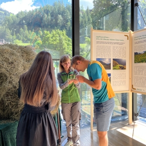 Besucher:Innen werden von einer Nationalapark Rangerin durch die Sommerausstellung 2022 geführt 