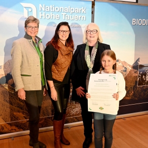 Nationalparkdirektorin Mag. Barbara Pucker, LRin Mag. Sara Schaar und Johanna Fercher BEd. (prov. Schulleitung Nationalpark-Mittelschule Winklern sowie Nationalpark-Volksschule) und Schülerin der Nationalpark-Mittelschule Winklern mit Urkunde_Foto Peter S