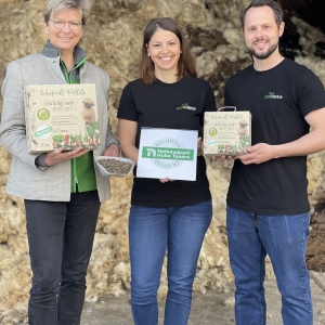 Nationalparkdirektorin Barbara Pucker mit Julia und Martin Weitschacher von der Firma ecolets_Foto NPHT_Marco Schiefer