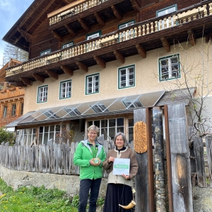 Nationalparkdirektorin Barbara Pucker mit Angelina Pucher vom Sturm-Archehof in Heiligenblut_ Foto_NPHT Marco Schiefer