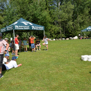 Geschicklichkeit_Zapfenwerfen_Partnerschulfest-2023_c_NPHT_S-Moser