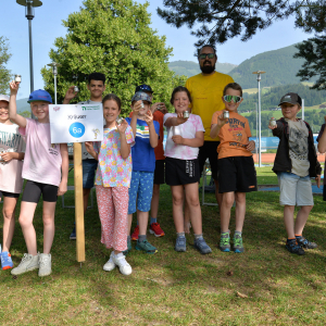 Schüler:innen präsentieren ihre Kräutersalz-Kreationen am Partnerschulfest in Niedernsill (c) NPHT/S. Moser