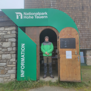Ferialer Elias Pfleger an der Infohütte Rudolfshütte im Stubachtal (c) Elias Pfleger