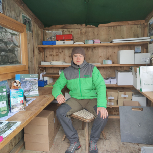 Ferialer Elias Pfleger in der Infohütte Rudolfshütte im Stubachtal (c) Elias Pfleger