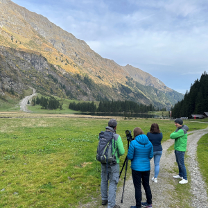 Besuch aus dem Rohkunborri-Nationalpark bei der Gämsenbeobachtung am Hintersee (c) Heimdal