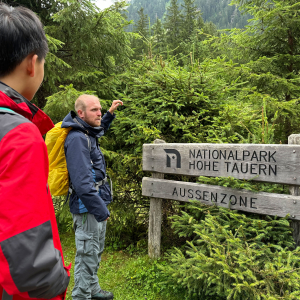 Ranger Matthias Lehnert mit chinesischer Schülergruppe vor Aussenzonentafel © Ying Jiang