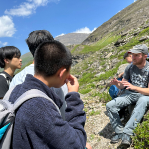 Ranger Matthias Lehnert mit chinesischer Schülergruppe im Kaprunertal © Ying Jiang