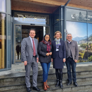 v.l. LR Renè Zumtobel, LRin und Ratsvorsitzende Sara Schaar, Bundesvertreterin Mag.a Valerie Zacherl-Draxler (in Vertretung von Klimaschutzministerin Leonore Gewessler BA) und LR Josef Schwaiger. Bildautor c NPHT Bugelnig