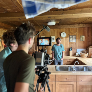 Medienstipendanten und Schauspieler beim Dreh in der Hofrat-Keller-Huette ©