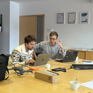 Medienstipendant Paul Bono und Felix Schalk in der Nationalparkverwaltung Salzburg © Filmproduktionen ELISE