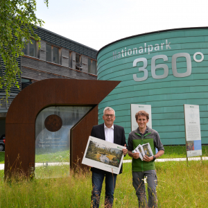 Landesrat Schwaiger und Nationalpark Ranger Andreas Baldinger vor dem Nationalparkzentrum Mittersill © NPHT/S. Moser