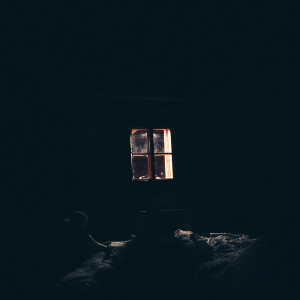 Licht durch Fenster einer Almhütte im Obersulzbachtal © Bluemoonandthecrew – Wipfler/Pousset