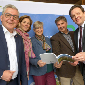 v. l.: Landesrat Josef Schwaiger (Salzburg), Valerie Zacherl-Draxler (BMK), Nationalpark-Direktorin von Kärnten, Barbara Pucker, „Haus der Natur“-Direktor Robert Lindner und Landesrat René Zumtobel (Tirol) bei der Präsentation der neuen Broschüre c NPHT/M