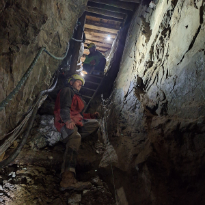 Arbeiten an Steilstelle im Bergwerk_c_S-Moser