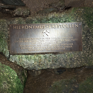 Namensschild-am-Eingang-des-Stollen_c_S-Lerch